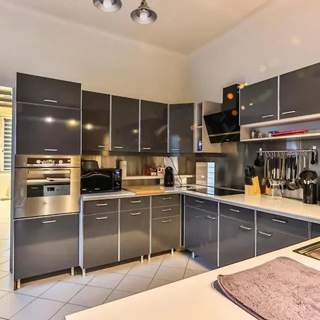Splendide Maison De 330m Avec Piscine Interieure